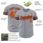 Orange-Schwarzes Baseball-Trikot in Grau Orange-Schwarzes Baseball-Trikot in Grau